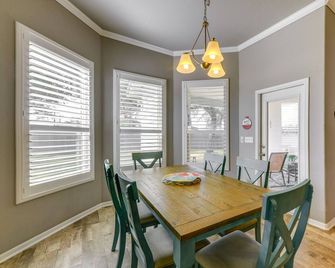 Charming Fulton Retreat 1 Mi to Ocean & Pier! - Fulton - Comedor