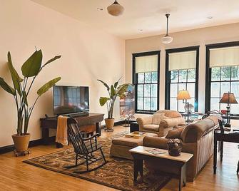 Hills School - Historic Comfort In Sw MI Wine Country - Buchanan - Living room