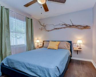 15 Mins To Closest Beach, 10 Minutes From Downtown, With Firepit! - Tampa - Bedroom