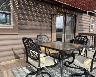 Cozy Perrysburg Cabins - Modern 2 Bedroom with Large Loft & Sleep#Bed! - Perrysburg - Patio