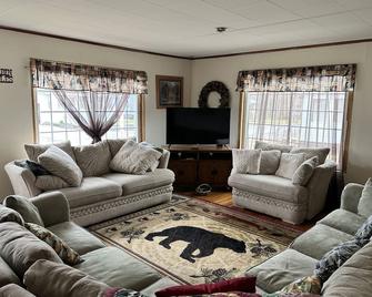 Direct Trail Access! Downtown - Full Home! - Millinocket - Wohnzimmer