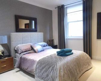 WEST END -Stunning, 2 bedroom, main door flat with private parking - Glasgow - Sypialnia