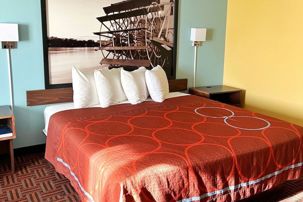 Bedroom view of Super 8 by Wyndham Peoria