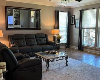 Cajun Country Escape - Gonzales - Living room