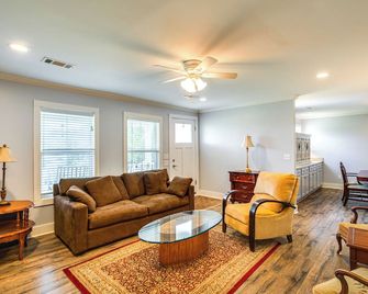 7 Mi to Ole Miss: Quiet Rural Retreat w/ Yard! - Oxford - Living room