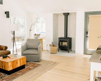 Casita- Lake Area - Bass Lake - Living room