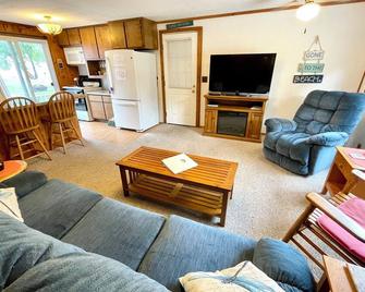North View Cabins #1 - Comfortable 2Bed/1Ba Cabin with Private Deck on the Lake! - Prudenville - Sala de estar