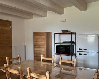 Camelot Luxury Houses Horses - Пелліццано - Їдальня