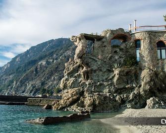 An atmisfera suspended in time - Camera Brezza - Tresana - Vista del exterior