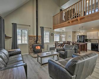 Family Home in Flagstaff with Surrounding Mtn Views! - Flagstaff - Living room