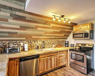 Hillside Cripple Creek Cabin w/ Hot Tub, Mtn Views - Cripple Creek - Kitchen