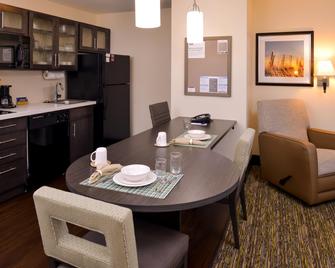 Candlewood Suites Bloomington-Normal - Normal - Essbereich