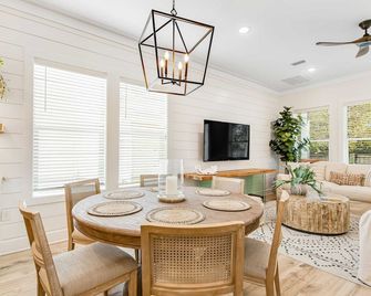 Dog-friendly home with community pool flat top grill and custom coffee bar - Rosemary Beach - Dining room