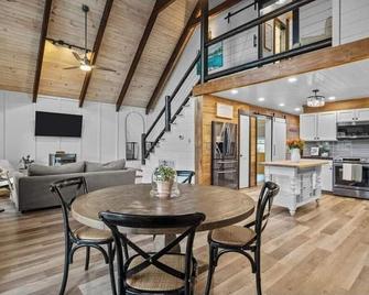 Rustic Valley/ TN River-Kentucky Lake Retreat. Main house and Cottage ! - Waverly - Comedor
