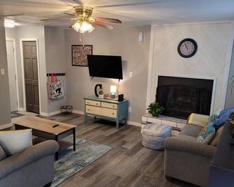 Clean & Comfortable 2 bedroom townhome with full amenities in Douglas, WY - Douglas - Soggiorno