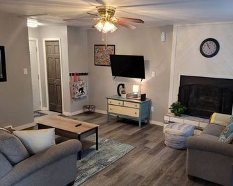 Clean & Comfortable 2 bedroom townhome with full amenities in Douglas, WY - Douglas - Wohnzimmer