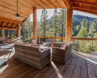 Peppermint Falls Ranch - Springville - Balcony