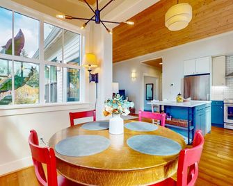 Modern, family-friendly natural light filled cottage with patio, central AC - Seattle - Dining room