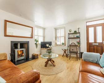 Nestled away in the seaside town of Peel is Beach's Reach, located around the corner from the beach - Peel - Living room
