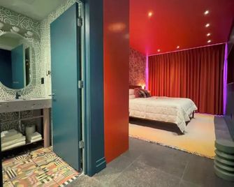 Hotel Hilo - Room 101 - Louisville