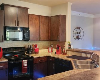 Two The Movie spacious 2 Bedroom close To Everything! Sleeps -7 instant Booking - Charlotte - Küche