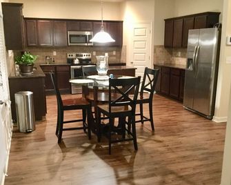 Newly Built Cozy Home Vacation For Families Or Couples, The Perfect Getaway. - Covington - Kitchen