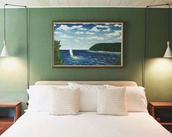 The Ellison Inn & Lounge - Ellison Bay