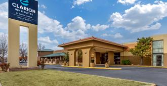 Clarion Inn & Suites - Roswell - Building