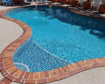 Le Lavandou Holiday Apartments - Broadbeach - Piscina