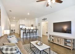 Hill Country Haven a Modern Rustic - 2 Bedroom 2 Bathroom Townhouse off Main Street - Fredericksburg - Wohnzimmer