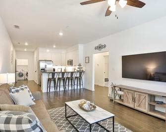 Hill Country Haven a Modern Rustic - 2 Bedroom 2 Bathroom Townhouse off Main Street - Fredericksburg - Sala de estar