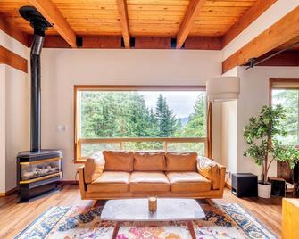 Stylish Deception Pass Retreat with Bay Views - La Conner - Huiskamer