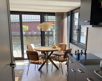 Luxury Houseboat with swim platform in colorful harbor - Stavoren - Dining room