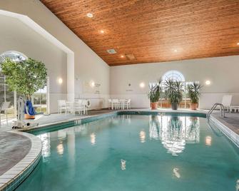 كانتري إن آند سويتس باي راديسون، غرين باي، ويسكونسن - غرين باي - حوض السباحة