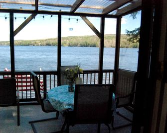 Escape to Enfield: Peaceful Lakefront Cabin on Crystal Lake - Enfield - Balcón