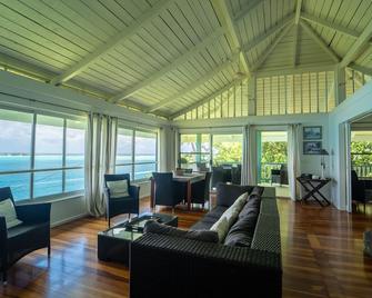 Splendid Villa Overlooking the Lagoon of Bora Bora. Honeymooners & Families - Vaitape - Living room