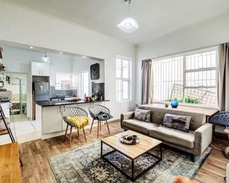 2x Bedroom Home - Woodstock - Cape Town - Living room