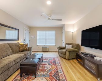 15 Lodge - Downtown, Ground Floor, Ac, Super Cozy! - Hood River - Living room