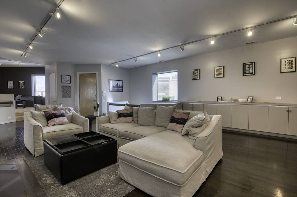 Luxurious Duplex Penthouse in the Heart of Chicago ~ Outstanding Location! - Chicago - Living room
