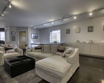 Luxurious Duplex Penthouse in the Heart of Chicago ~ Outstanding Location! - Chicago - Living room