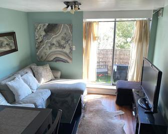 Charming Apt in Williamsburg, w/WasherDryer & Balcony! - ניו יורק - סלון