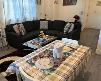 Christon Exotic Suite - A Homey Suite - Halifax - Dining room