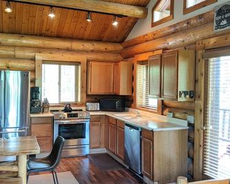 Timber Wolf Cabin: One Bedroom - Winthrop - Kitchen