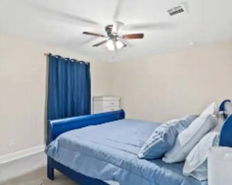 The Gold House: Luxury Home Near Midtown, Usm, Zoo - Hattiesburg - Bedroom