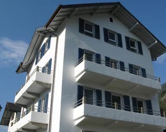 B&B Les Rochers 42 lits - Salvan - Gebäude