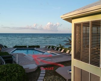 Paradise Found Oceanfront Condo - Flexible Cancellation - Bodden Town - Havuz