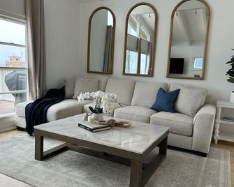 Beachfront Property! Best L.A. Location! - Marina del Rey - Living room