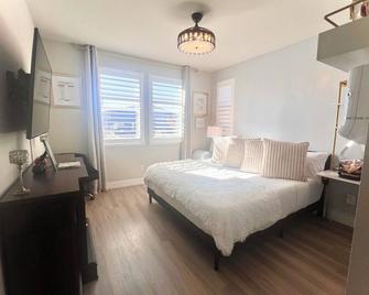 Private luxury KING suite located in a new community. 15 min from Galleria Mall! - Roseville - Bedroom