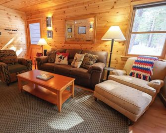 Easy Winters - one bedroom cabin at Wilson Ranch - Mazama - Living room