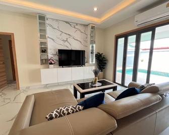 Cozy Pool Villa 3 Bedrooms - Rawai - Living room